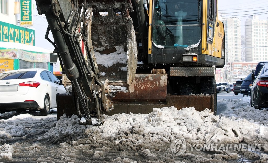 폭설에 중장비 제설