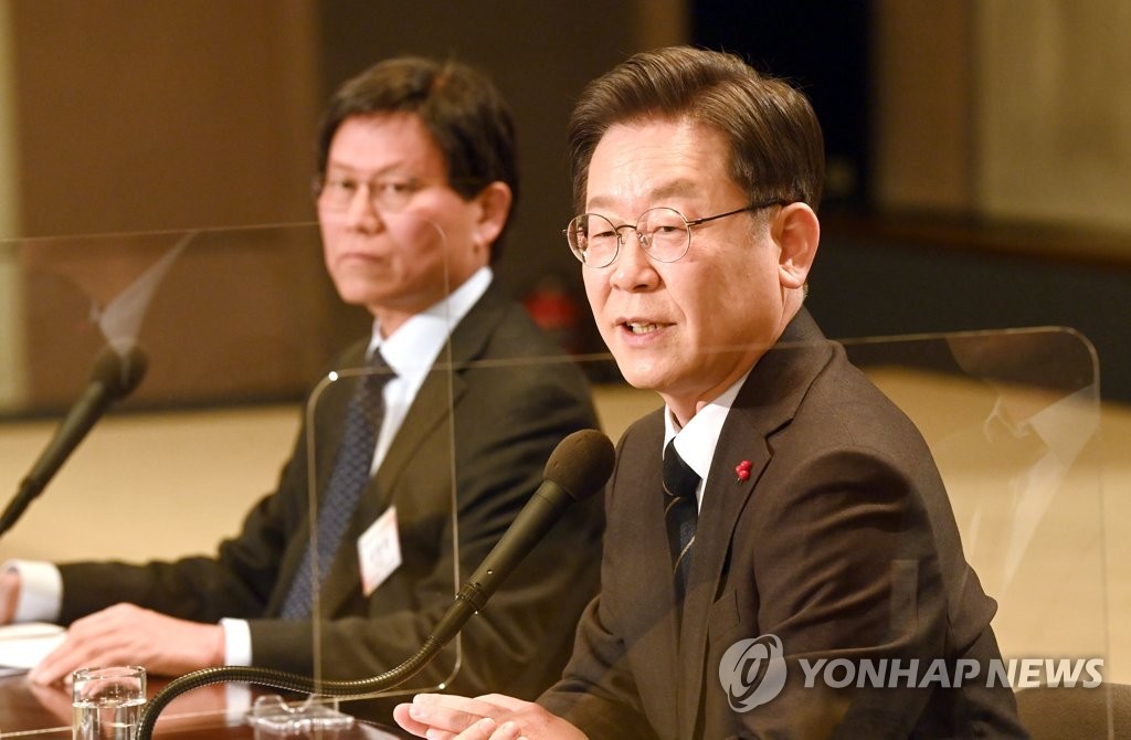 신문방송편집인협회 토론회에서 답변하는 이재명 후보
