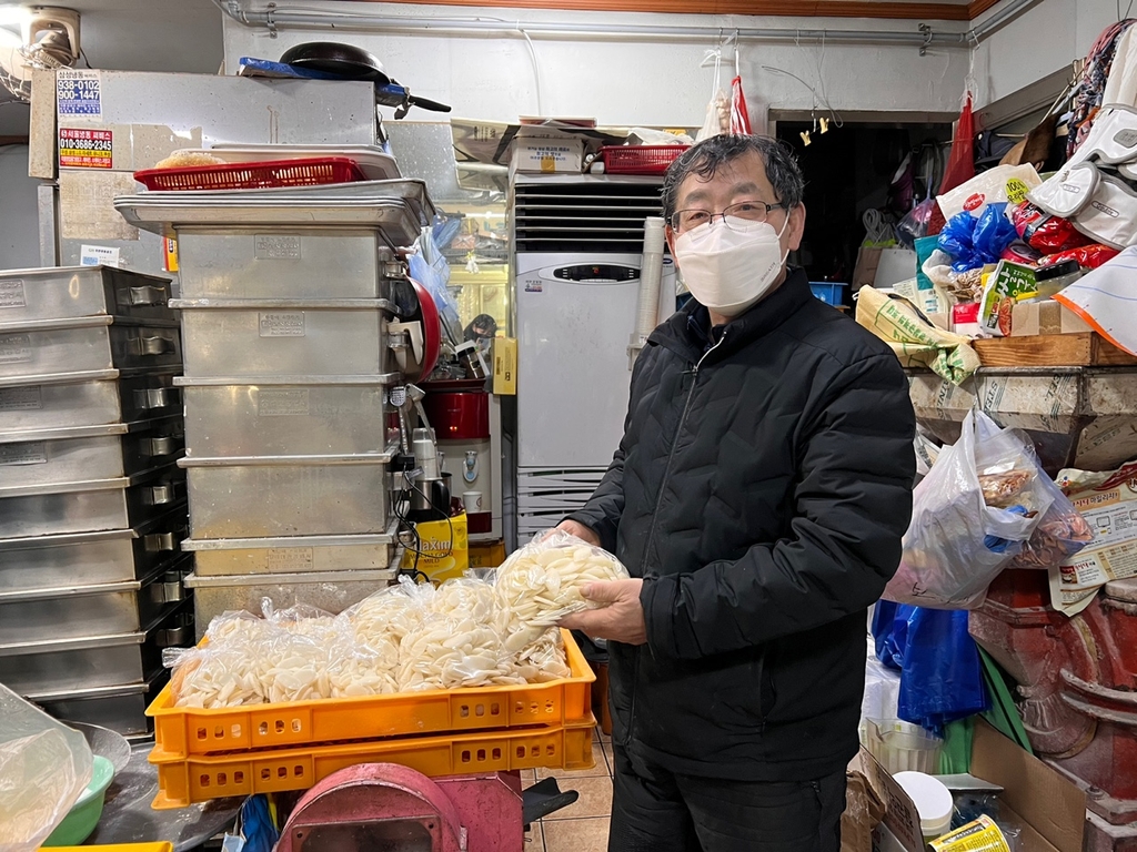 문마다 걸린 떡 한봉지…13년째 기부 이어온 청량리 통장님