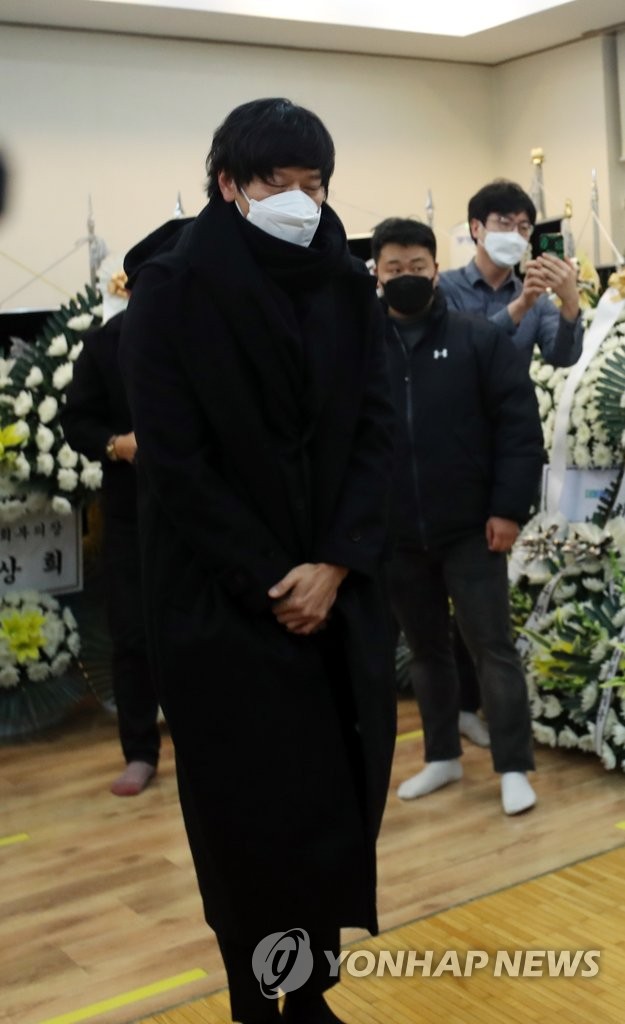 강동원, 배은심 여사 빈소에 조문