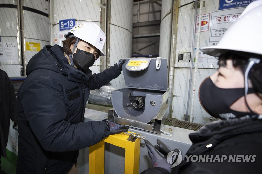 화학물질 취급사업장 방문한 한정애 장관