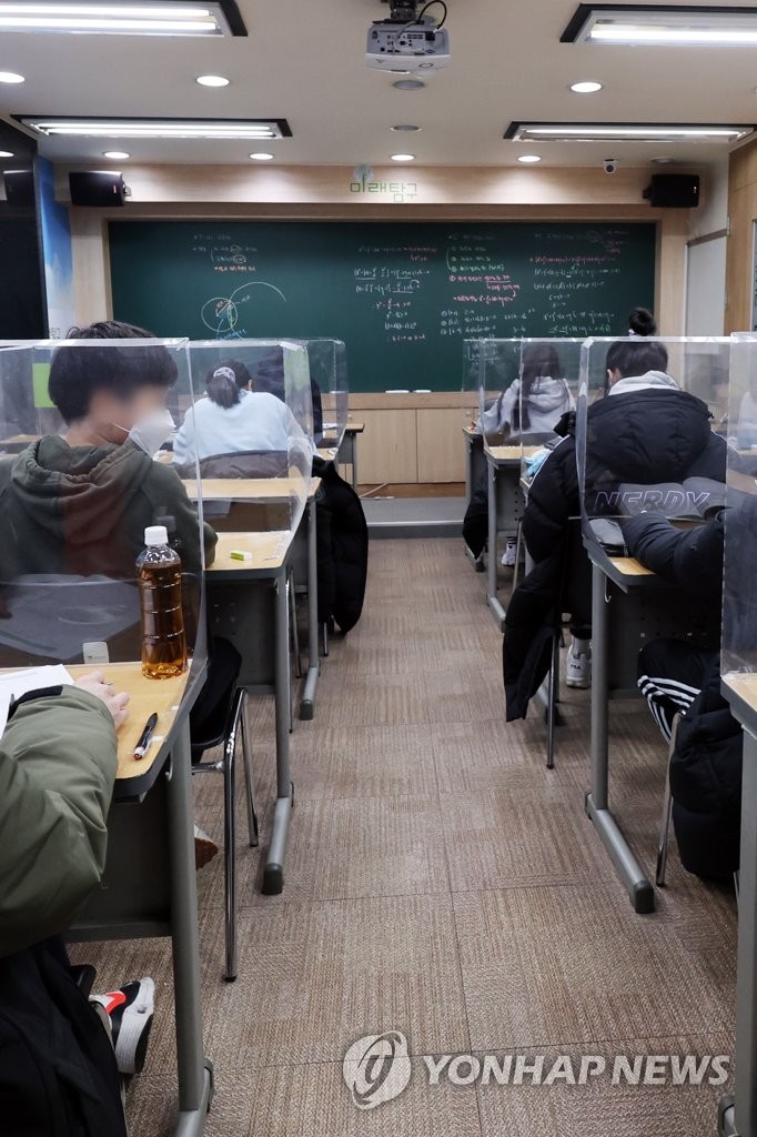 7일부터 학원·독서실 한 칸 띄어 앉기 적용
