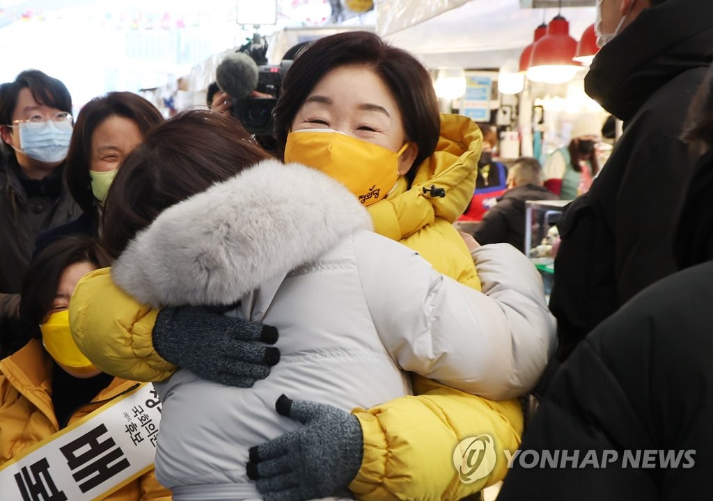 지지자와 포옹하는 심상정