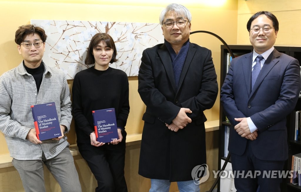 신동훈 서울대 교수와 미라·인골 연구자들