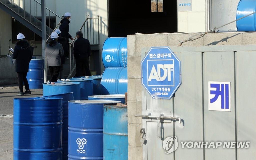 노동부, 급성중독 두성산업 압수수색…제조·유통업체도 조사