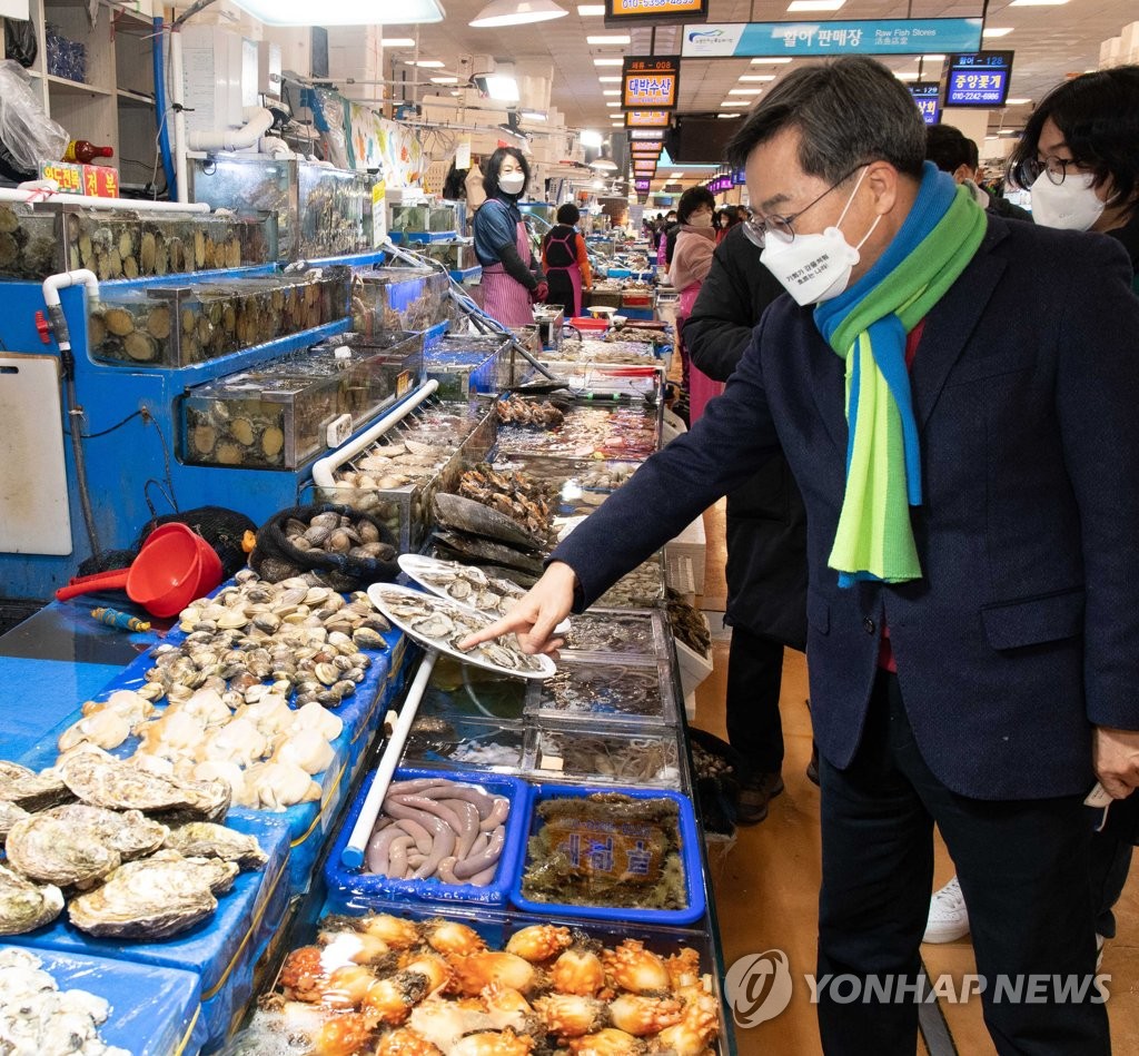 노량진수산물도매시장 방문한 김동연 대선후보