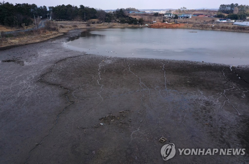 겨울철 저수지 수리시설 개보수