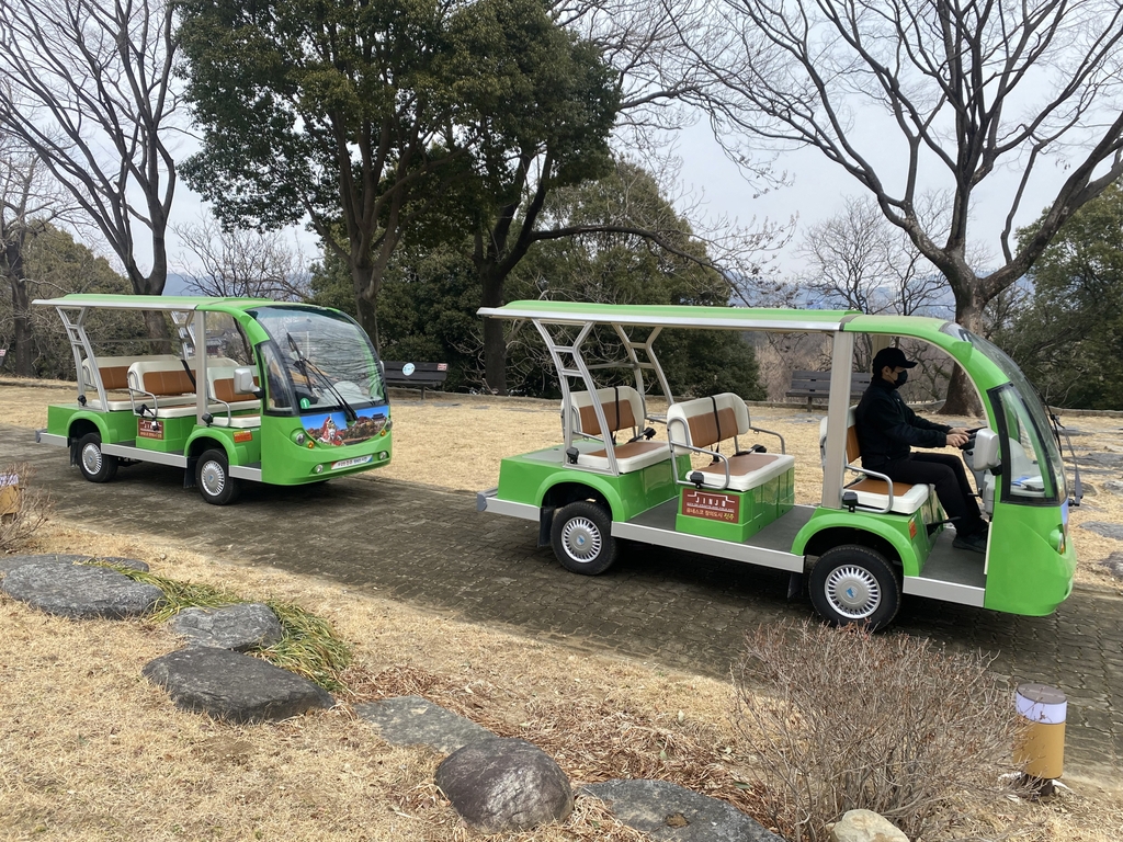 진주시 관광해설사 모는 전기카트 타고 진주성 투어 하세요