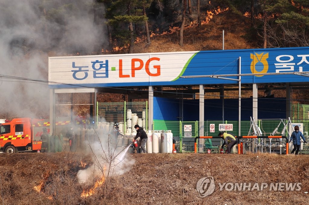 가스충전소 앞 산불…급박한 진화