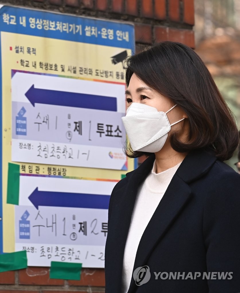 투표소 들어서는 김혜경 씨