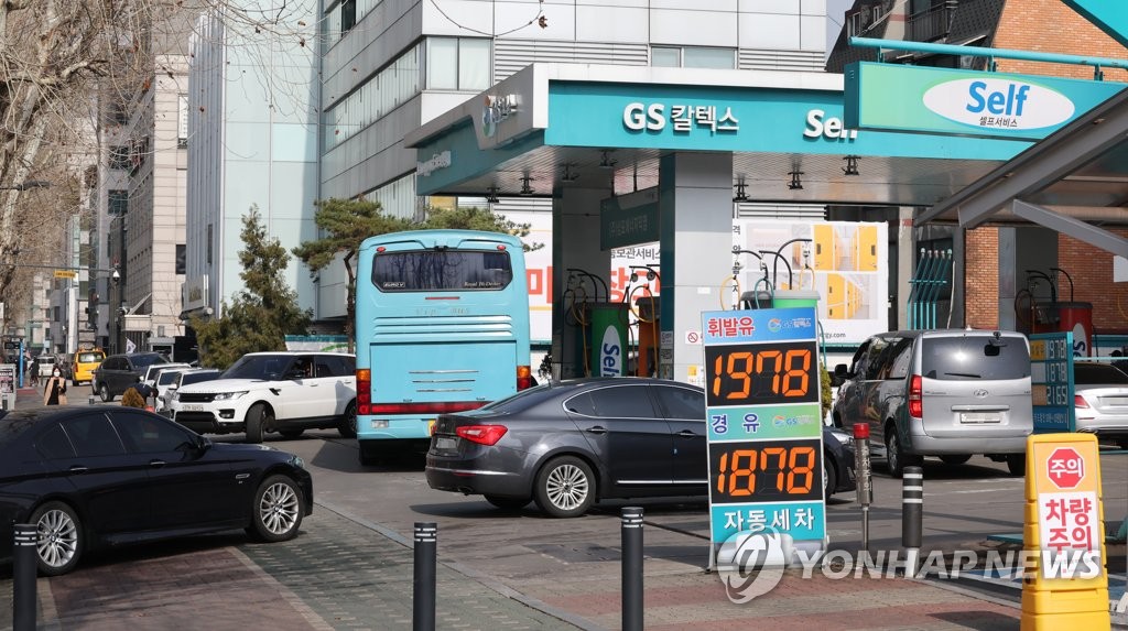 휘발유 가격 저렴한 셀프주유소로 몰리는 차량