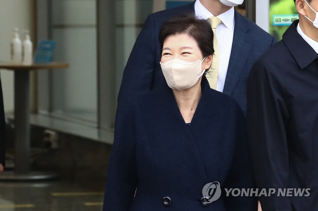 올림머리 밝게 웃은 朴…7년 영욕 함께 한 남색코트 차림(종합2보)