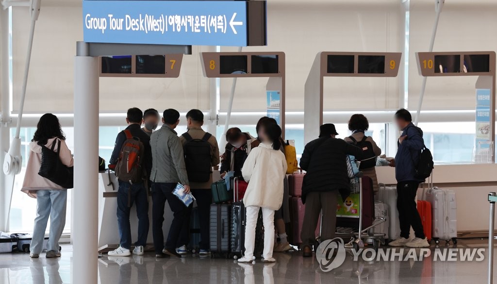 떠나자 해외로…다시 열린 여행사 카운터