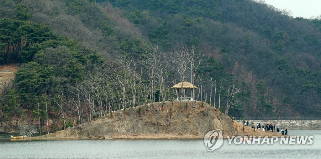 앙상한 거북섬 다시 푸르러질 수 있을까