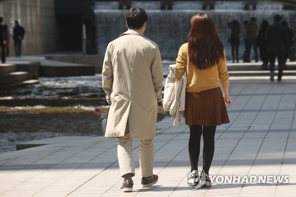 낮 최고기온 20도, 벗어 든 겉옷