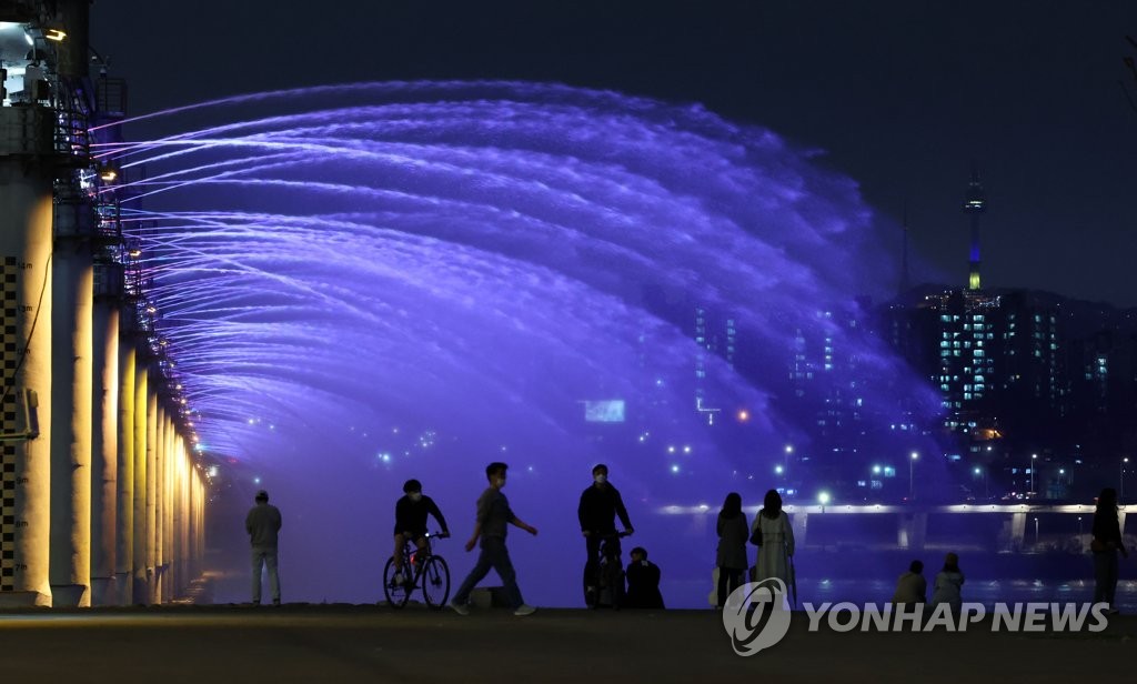 별처럼 쏟아지는 달빛무지개분수