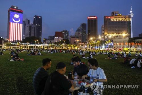 퍼스트클래스 사진에 말레이계 우대 정책 흔들