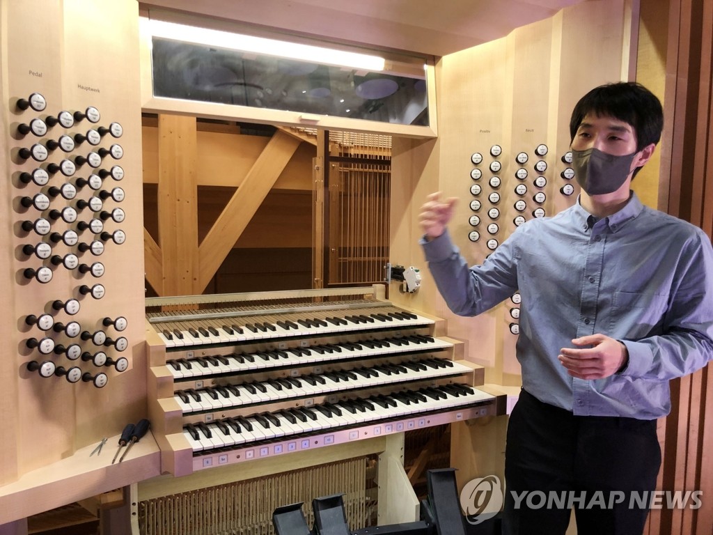 파이프오르간에 관해 설명하는 오르가니스트 박준호