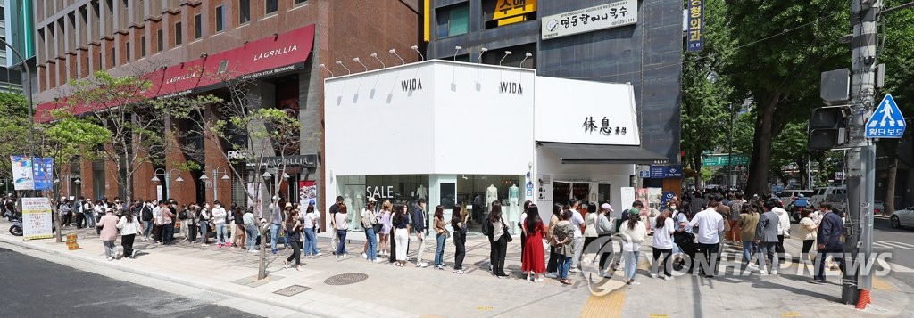 포스트 코로나 준비하는 여행업, 국제선 항공권 할인행사에 몰린 시민들