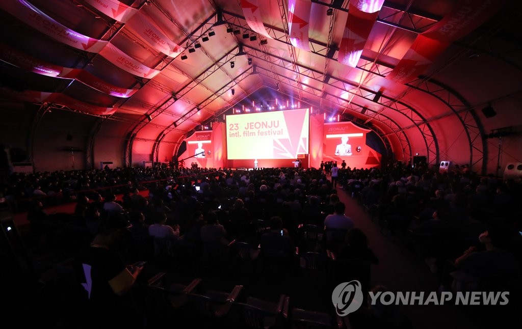 영화인들로 가득 찬 전주국제영화제