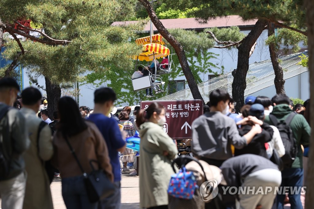 놀이동산 긴 대기 줄