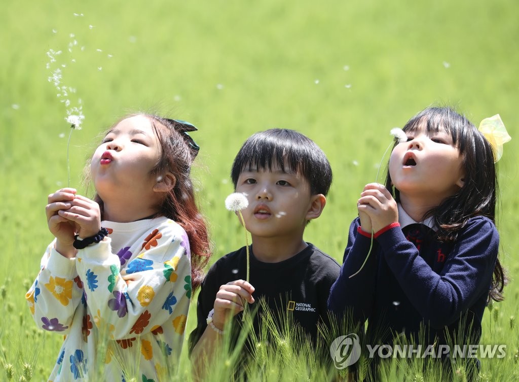 민들레 홀씨 부는 어린이들