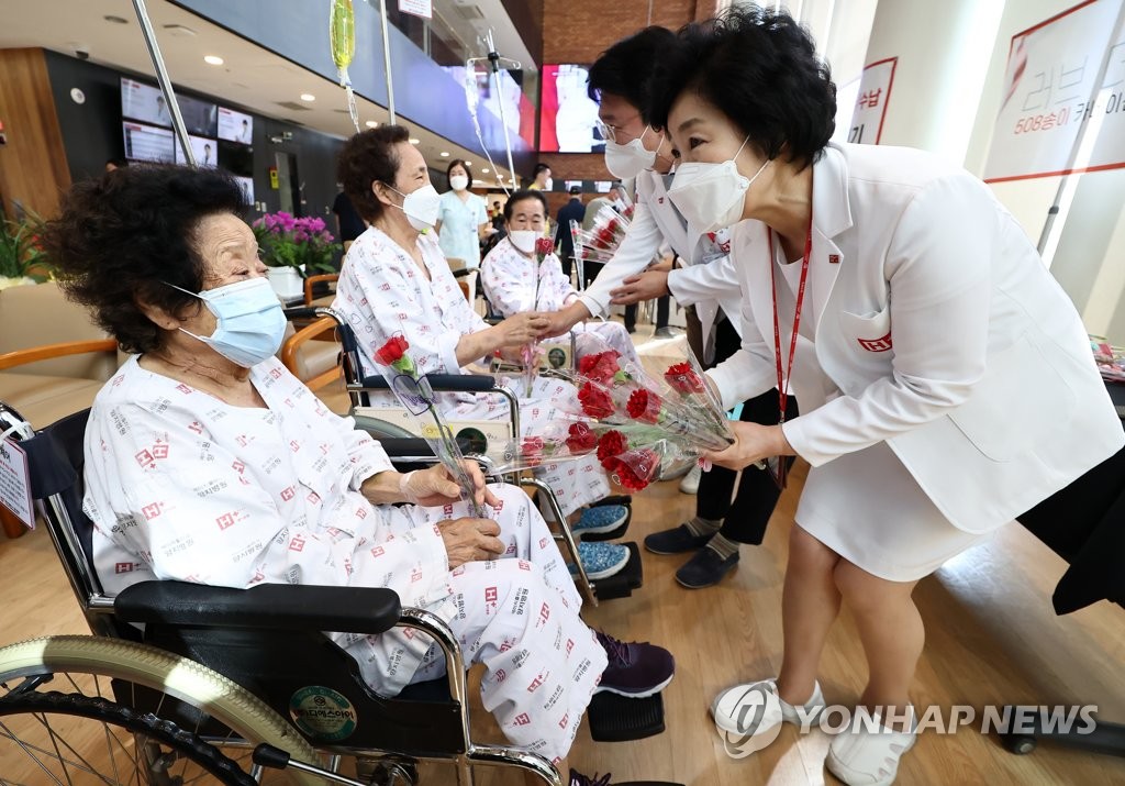 어버이날 앞두고 병원에서 열린 카네이션 나눔행사