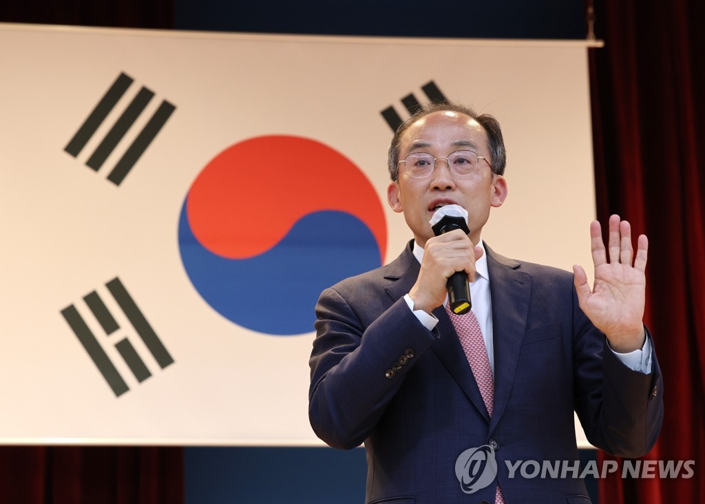직원들과 대화하는 추경호 부총리