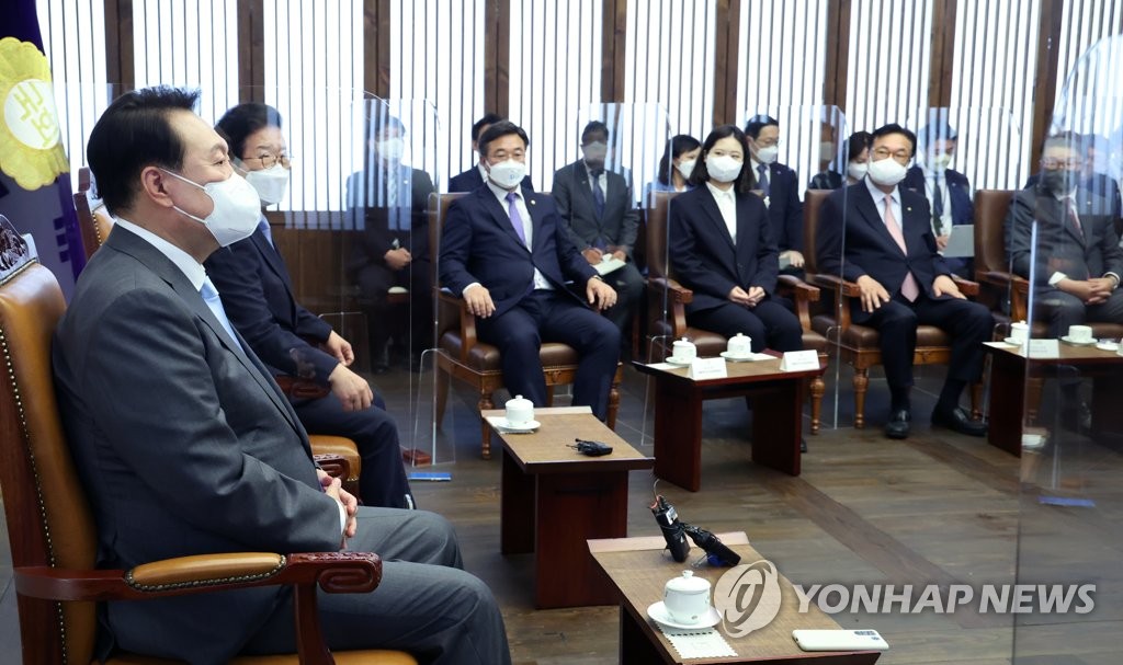 국회의장 및 여야 지도부와 환담하는 박병석 국회의장