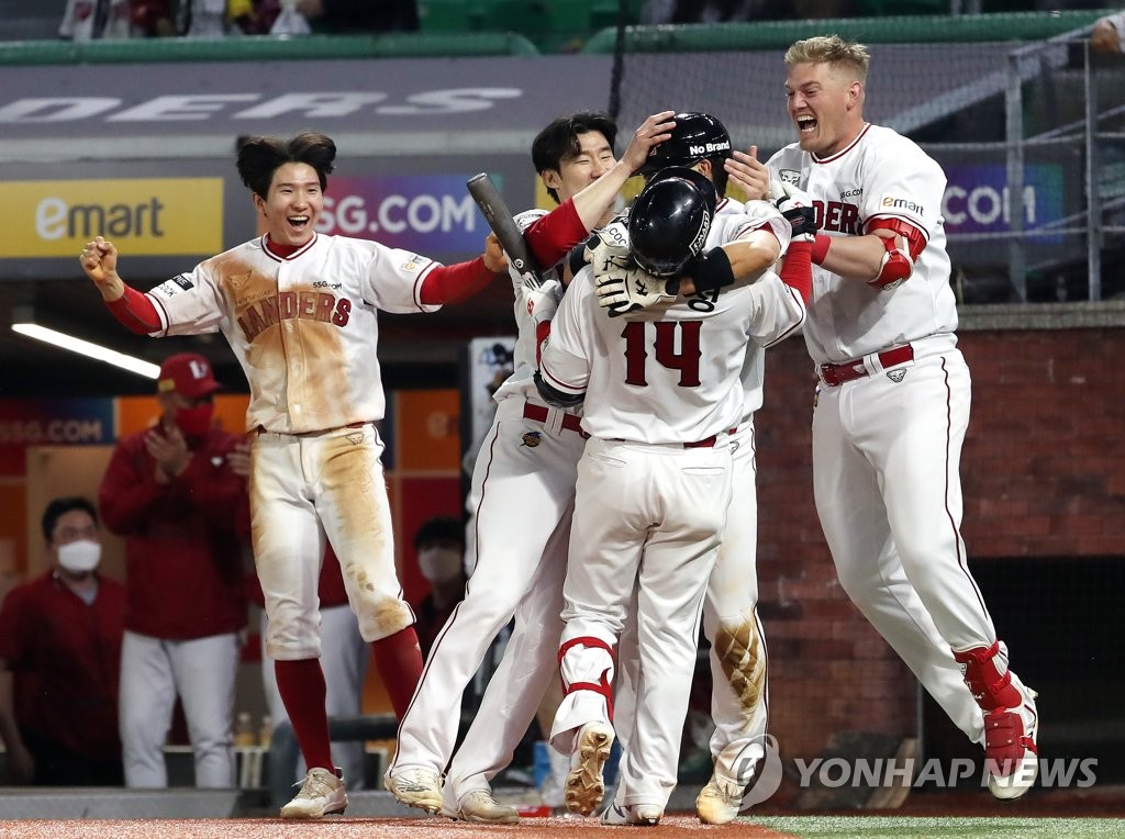 SSG 랜더스, LG 상대로 9회말 5-4 역전승