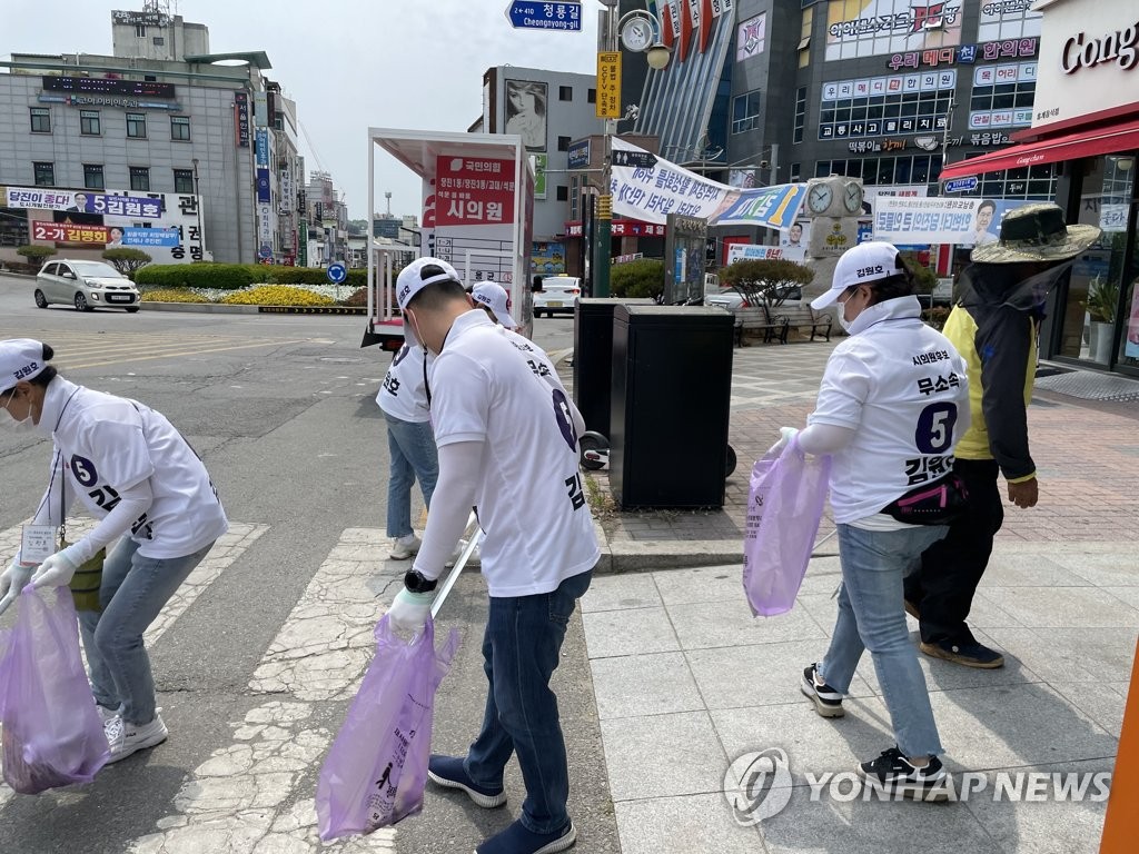 후보자 홍보 율동 대신 거리 청소