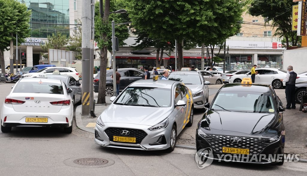 차량 가득 주차된 기사식당