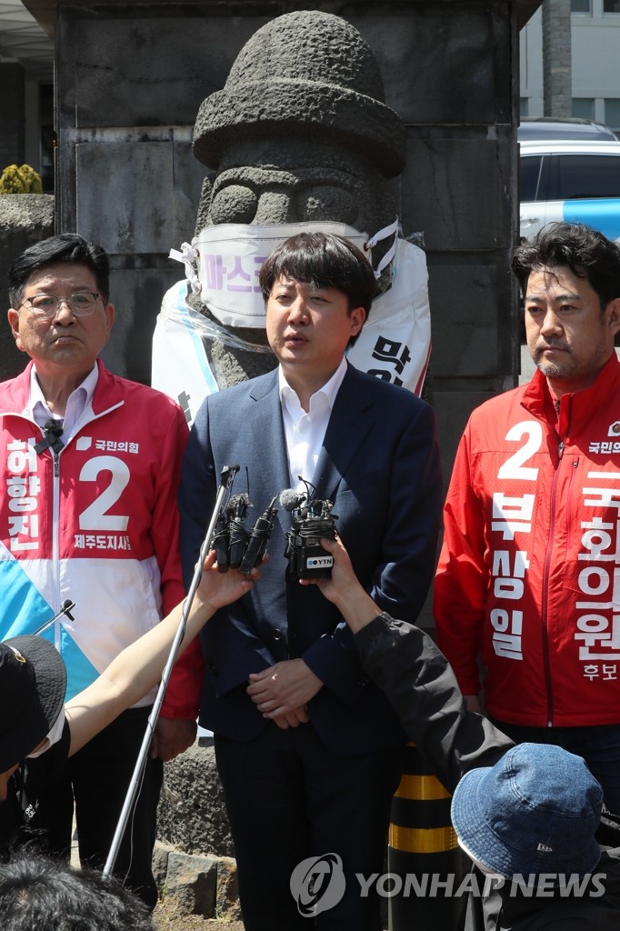 與 경기도망지사, 김포공항도 도망가게…野공약 십자포화