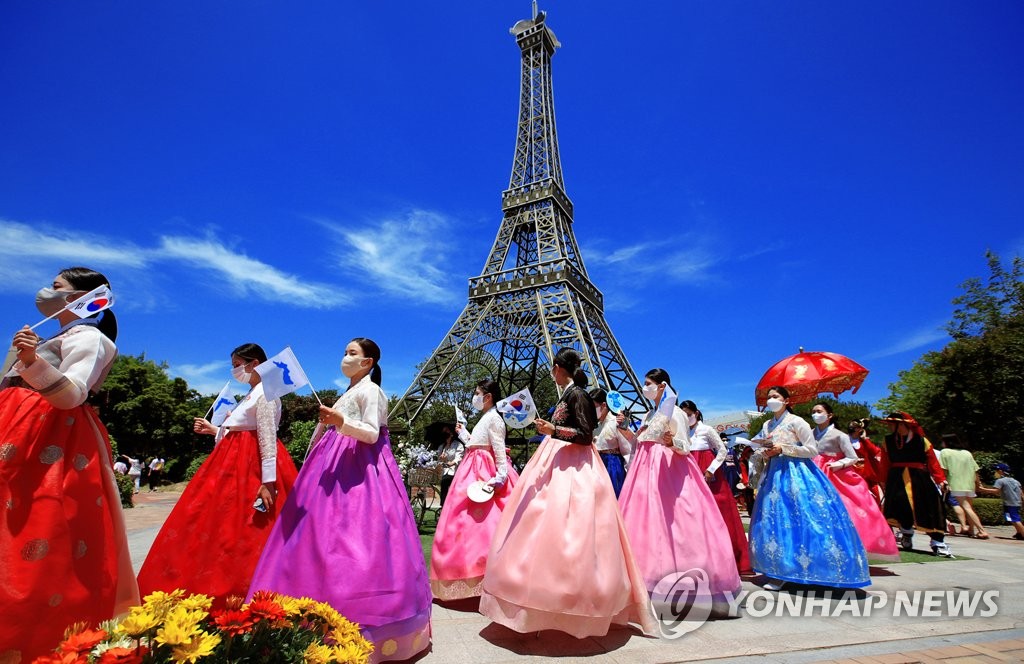 세계장미축제현장서 한복 퍼레이드