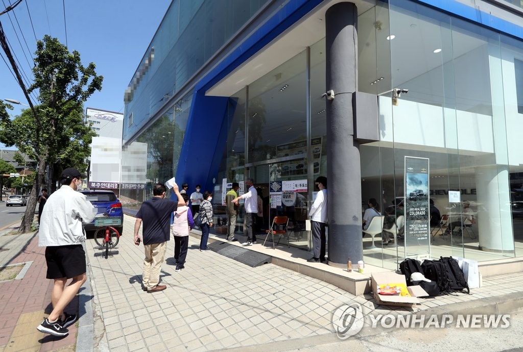 투표소로 변신한 승용차 판매 대리점