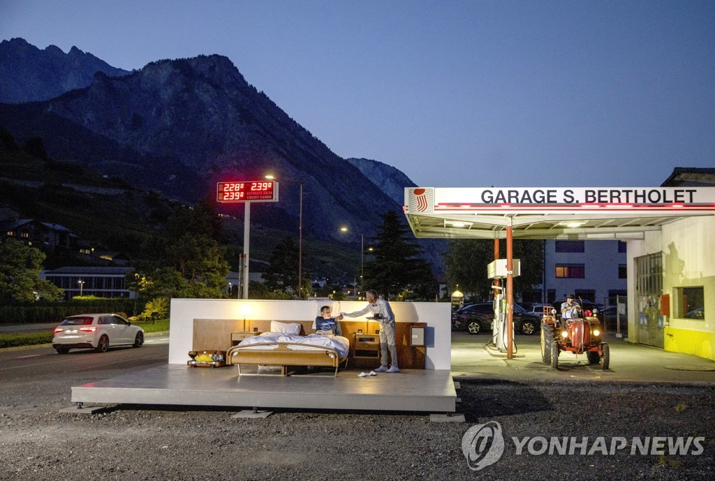 스위스에 들어선 0성 호텔…천장도 벽도 없는 이유는?