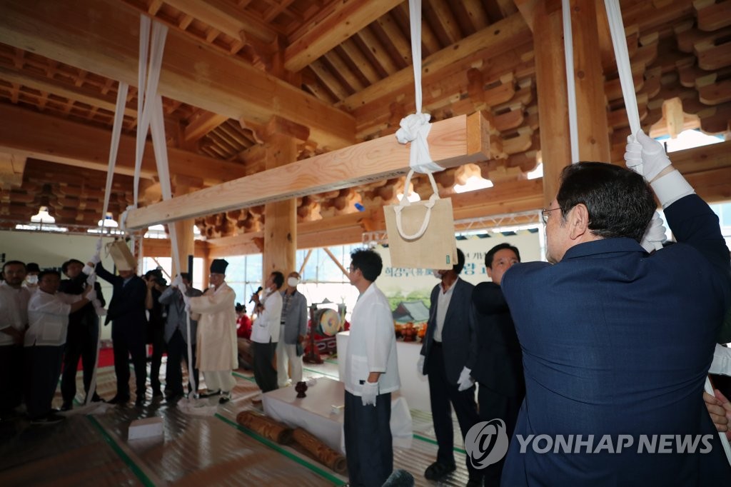 대들보로 올라가는 희경루 상량대