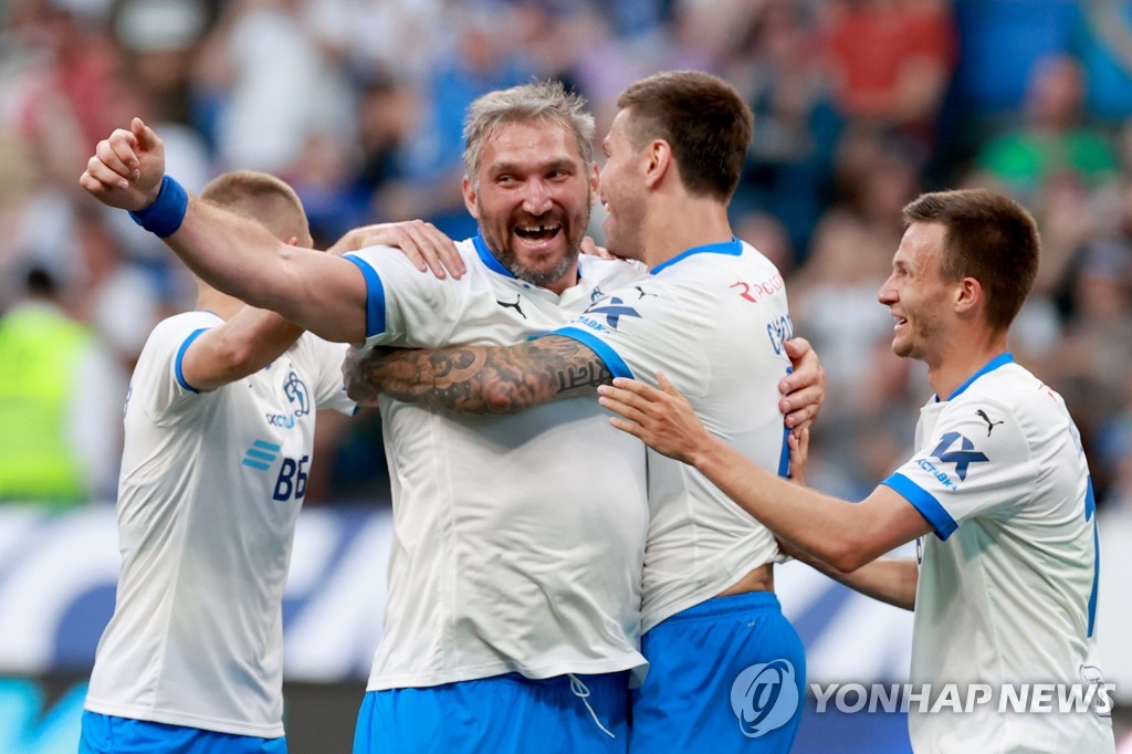 NHL 스타 오베치킨, 아이스링크 아닌 그라운드서 골맛