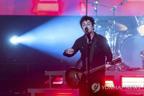 록그룹 그린데이 리더, 낙태권 폐지에 美 시민권 포기 선언
