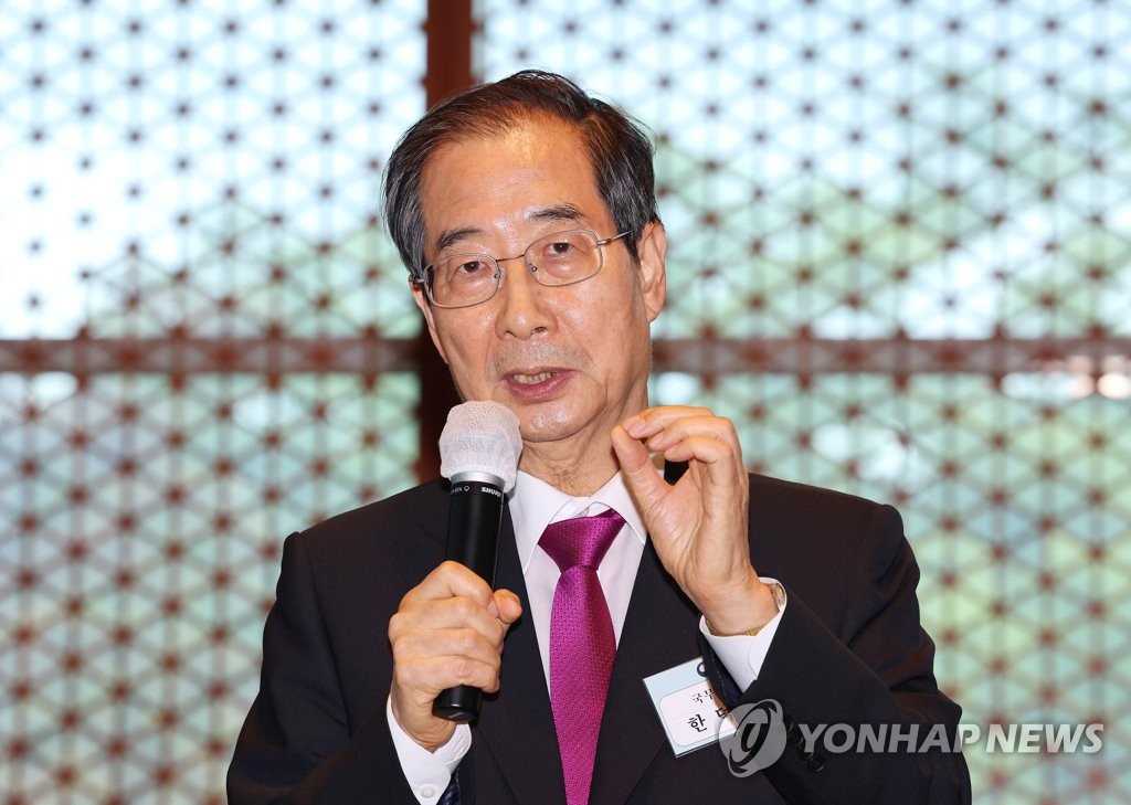 출입기자단과 간담회 하는 한덕수 총리
