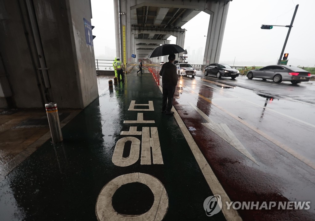 통제된 한강 잠수교 보행로