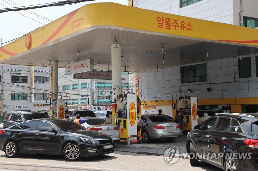 차량으로 붐비는 알뜰주유소