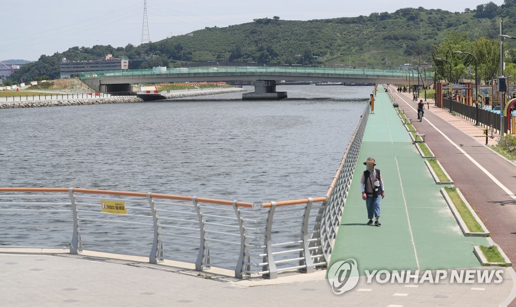 폭염…한산한 공원 산책로