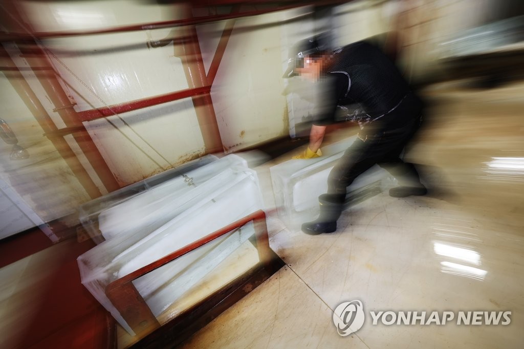 얼음 옮기느라 바쁘다 바빠