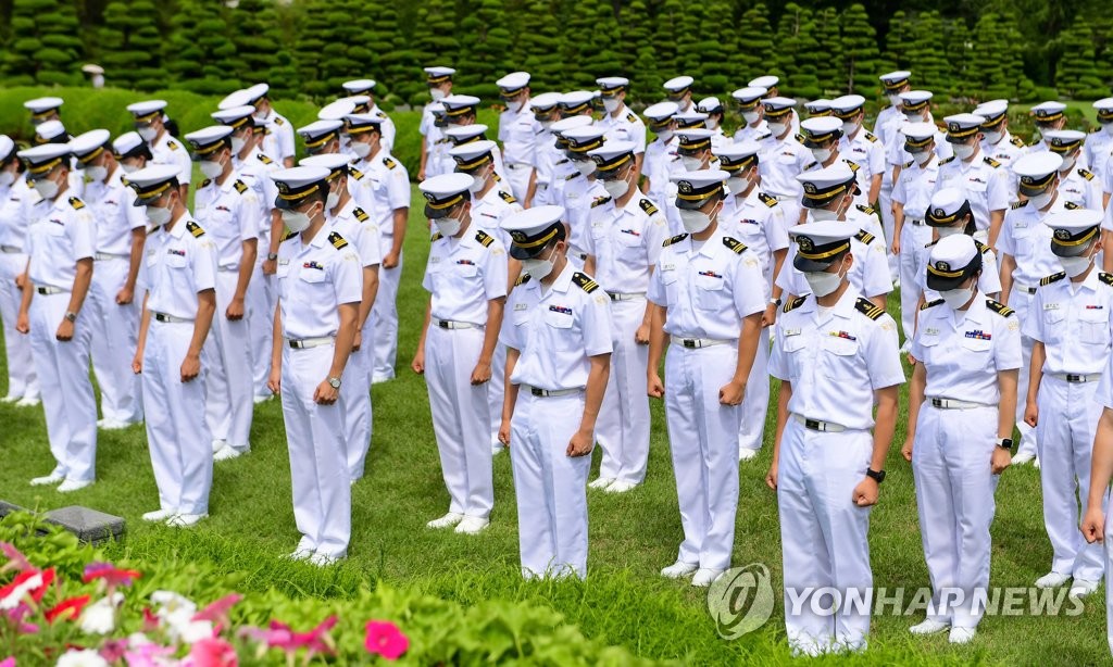 유엔기념공원 참배하는 해군사관학교