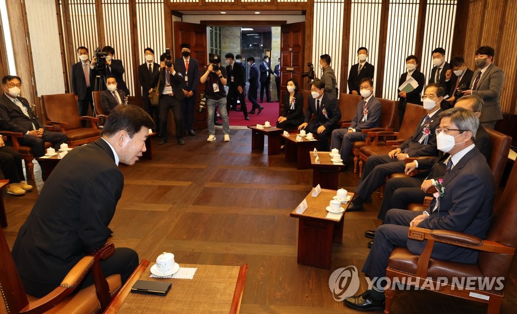 정당대표 및 4부요인 환담하는 김진표 국회의장