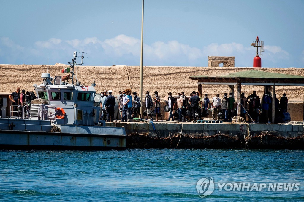 이탈리아 람페두사 또 이주민 위기…사흘새 1천870여명 상륙