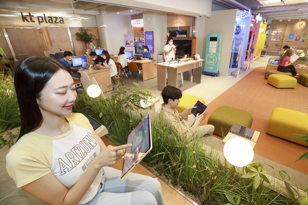 KT, 홍대 애드샵 플러스 개장…MZ세대 고객 겨냥