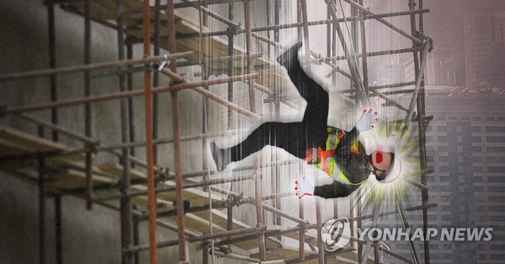 강릉서 조명탑 철거하던 외국인 15ｍ 추락 사망
