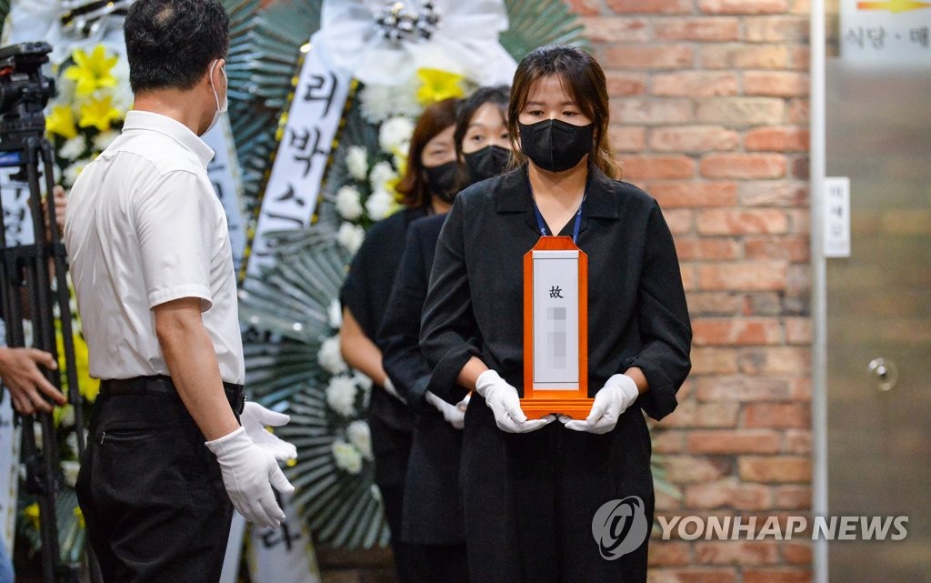 나란히 옮겨지는 수원 세모녀 위패